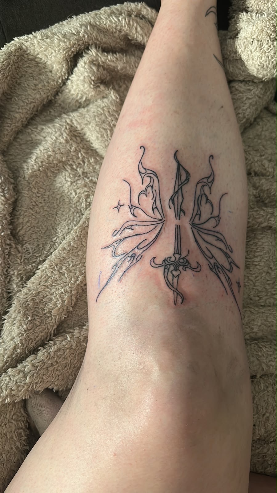 Fineline-Tattoo, Körperstelle: Wade / Schienbein