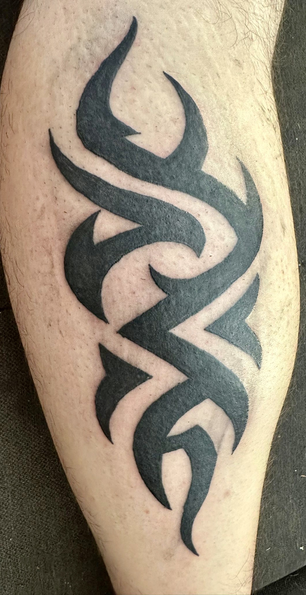 Tribal-Tattoo, Körperstelle: Wade / Schienbein